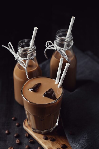 Café con leche helado. Concepto de desayuno por la mañana