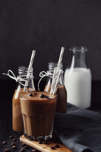 Café con leche helado. Concepto de desayuno por la mañana