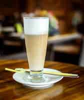 Foto gratuita café con leche en una mesa de madera