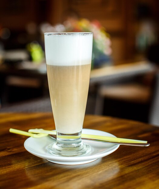 Café con leche en una mesa de madera