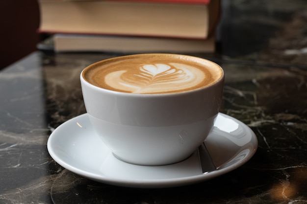 Café con leche refrescante en un vaso blanco