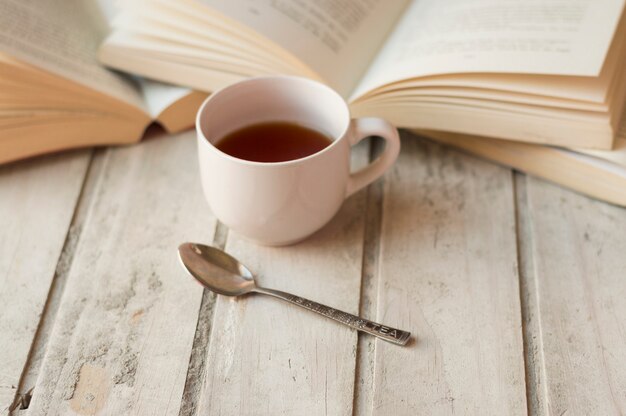 Cafe libros y cuchara en una mesa