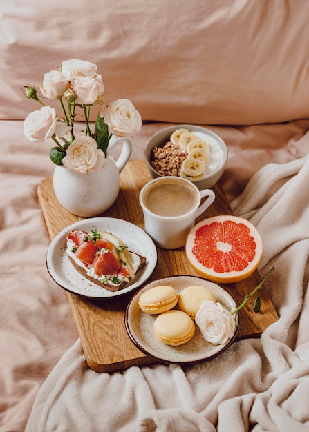 Café de la mañana en bandeja con sándwich y pomelo