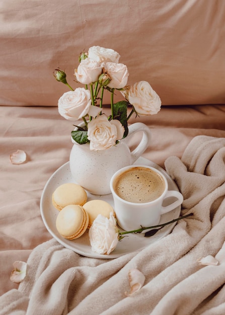 Foto gratuita café de la mañana con macarons y flores.