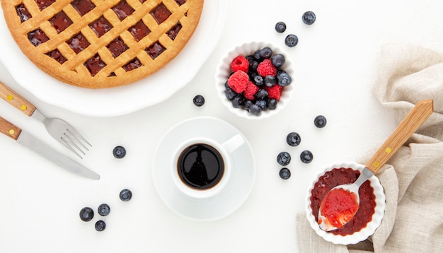 Café de la mañana con mermelada de frutas del bosque de tarta