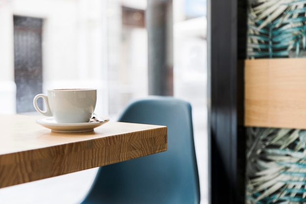 Café en la mesa de madera en el restaurante