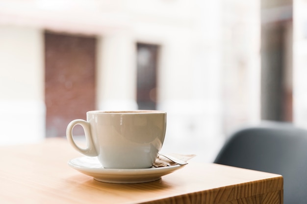 Café en la mesa de madera en la tienda de café