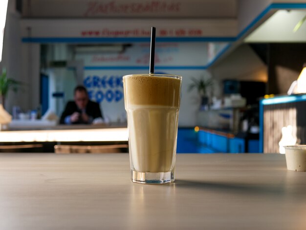 Café en una mesa de restaurante