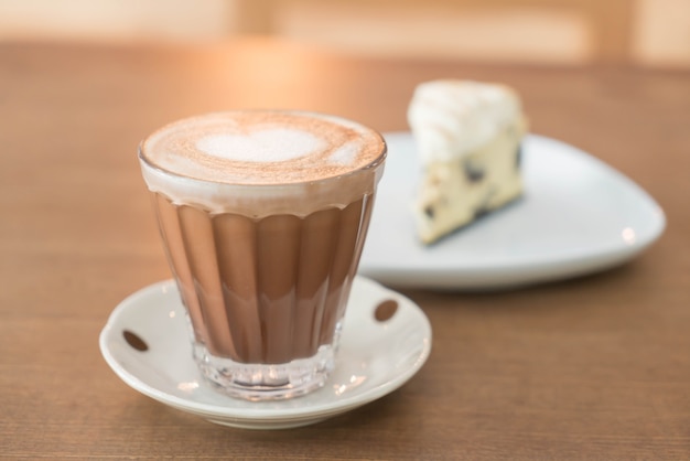 Foto gratuita café mocha caliente con pastel