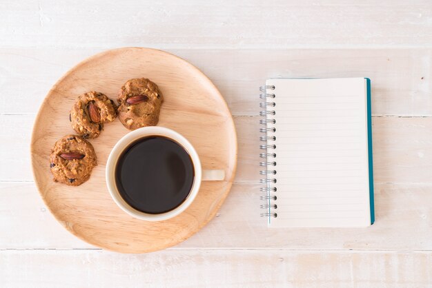 café negro y galletas con portátil y cuaderno