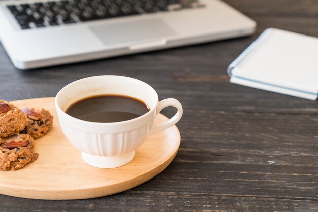 Foto gratuita café negro y galletas con portátil y cuaderno