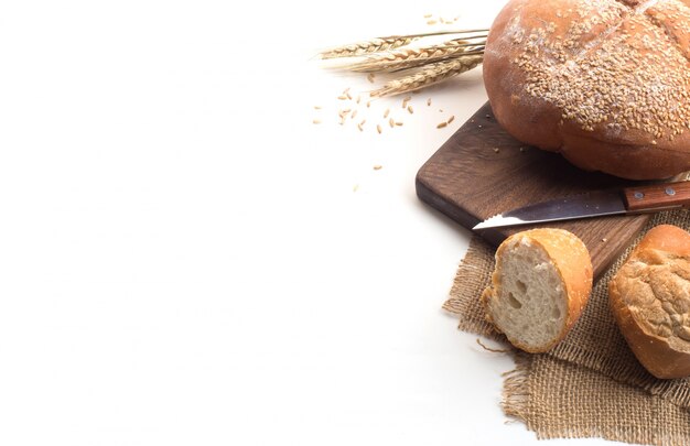 Café negro y pan de trigo integral para el desayuno sobre fondo blanco