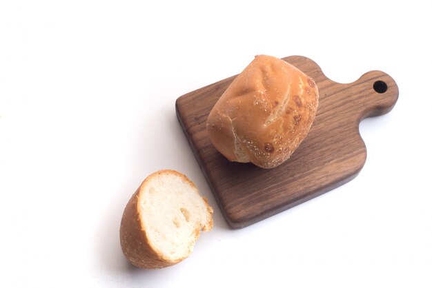 Café negro y pan de trigo integral para el desayuno sobre fondo blanco