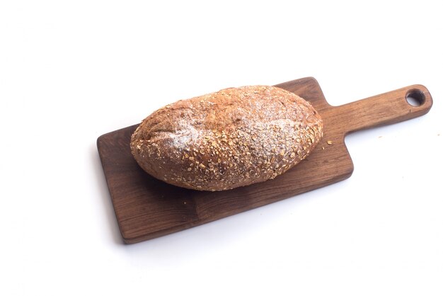 Café negro y pan de trigo integral para el desayuno sobre fondo blanco