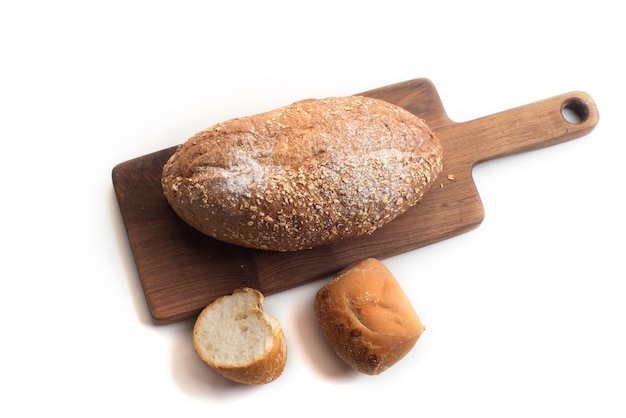 Café negro y pan de trigo integral para el desayuno sobre fondo blanco