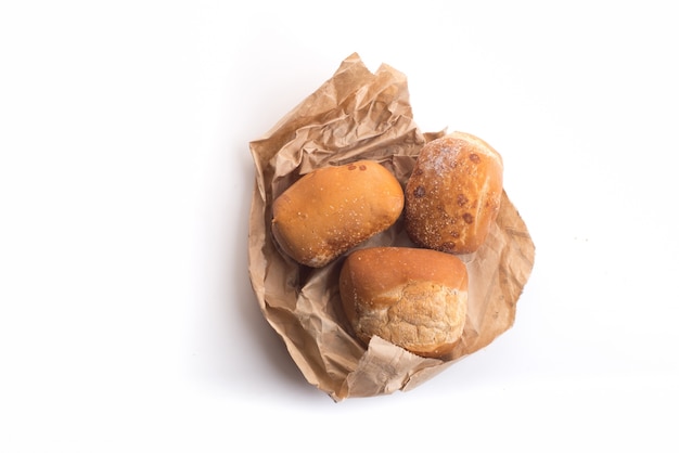 Café negro y pan de trigo integral para el desayuno sobre fondo blanco