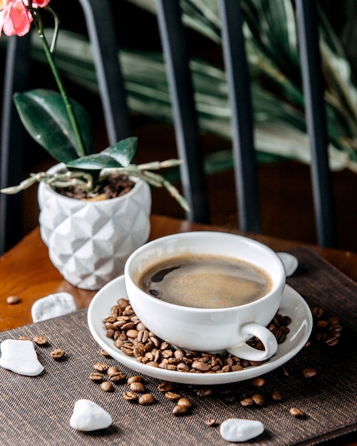 Foto gratuita café negro recién hecho sobre la mesa