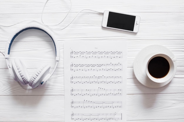 Café y objetos musicales