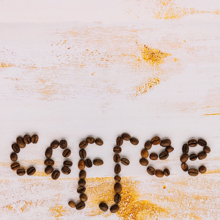 Foto gratuito el café de la palabra está hecho de granos de café