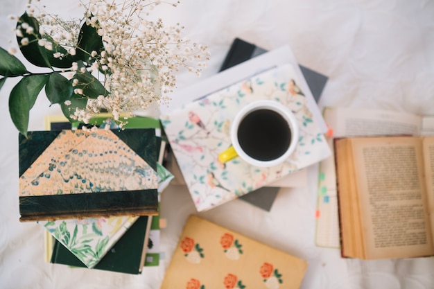 Café en la pila de libros