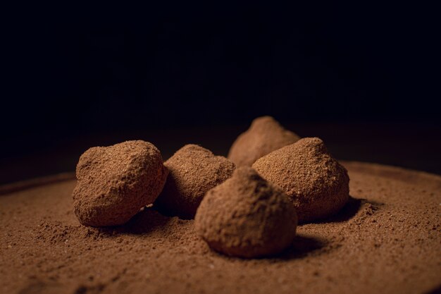 Café en polvo sobre deliciosas trufas.