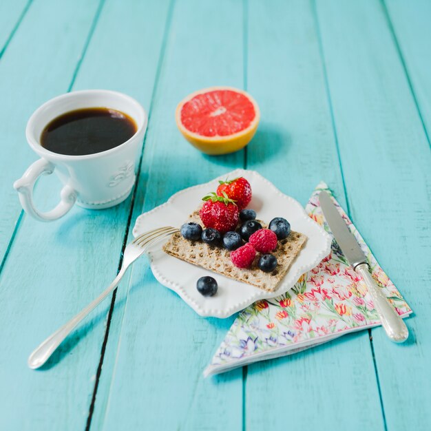 Café, pomelo y bayas