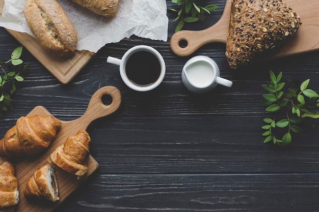 Foto gratuita café y productos lácteos cerca de pastelería