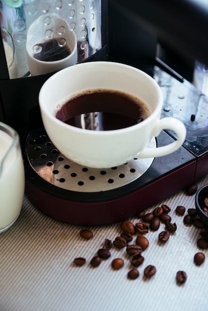 Café recién hecho y frijoles.