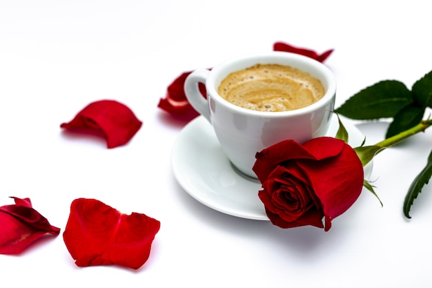 Café y rosa con pétalos para el día de san valentín