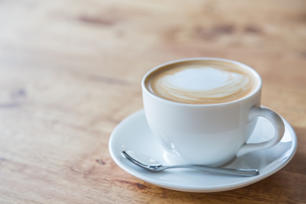 Café sabroso en una taza blanca