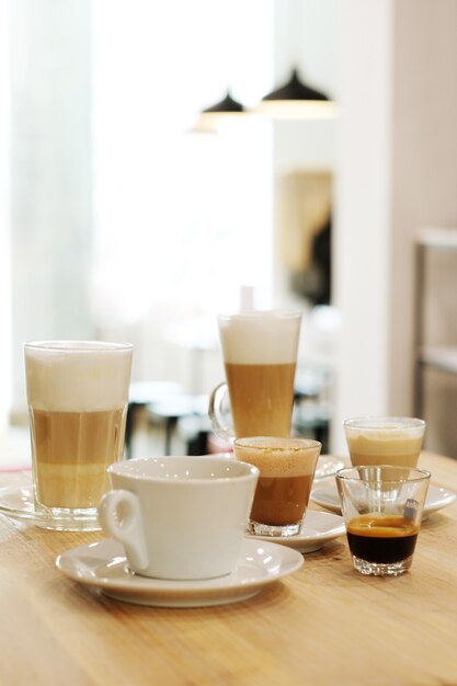 Café sobre las mesas sobre una mesa