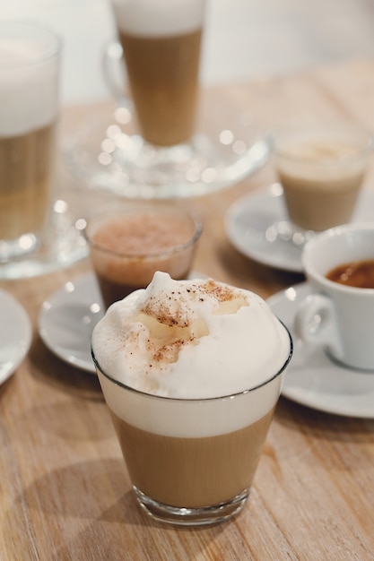 Café sobre las mesas sobre una mesa