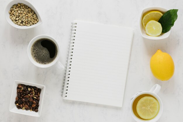 Café y té con maqueta de cuaderno