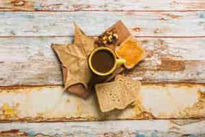 Foto gratuita café y tostadas cerca de hojas y pasas