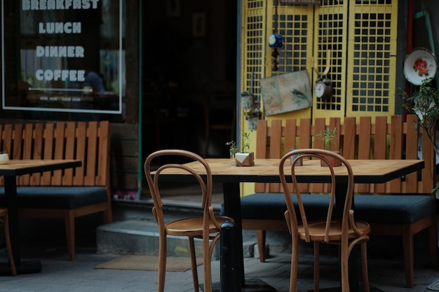 Café vacío en la calle Terraza con sillas y mesas para invitados