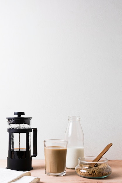 Foto gratuita cafetera y café caliente con leche.