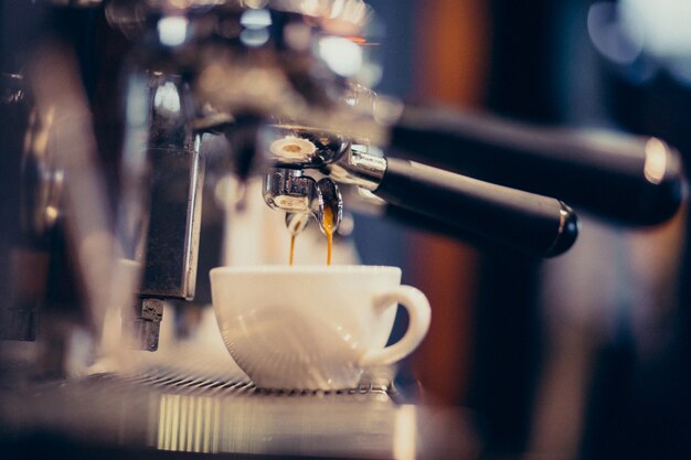 Cafetera haciendo café en un bar.