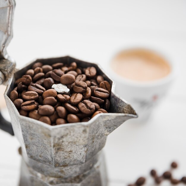 Cafetera llena de granos de café
