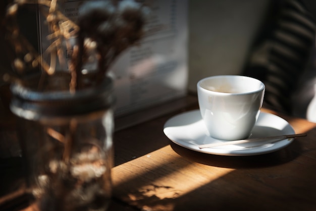 Foto gratuita una cafetería moderna en la ciudad