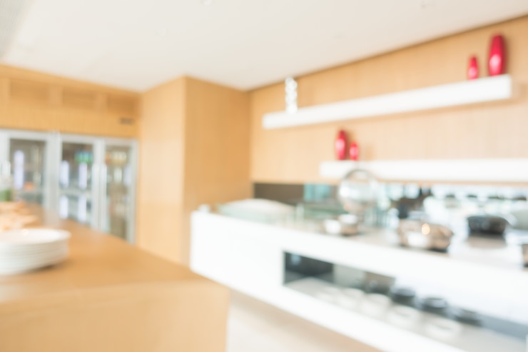 Foto gratuito cafetería con paredes de madera desenfocada