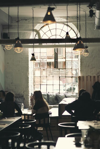 Cafeteria con personas