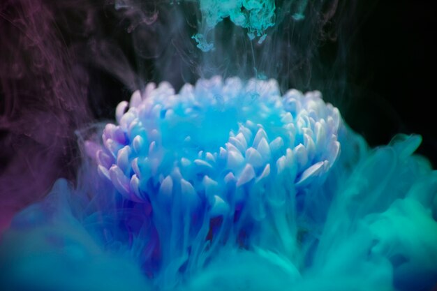 Caída de color azul abstracto a la forma de flor de agua