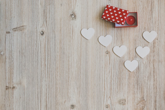 Foto gratuita caja abierta roja con corazones blancos debajo