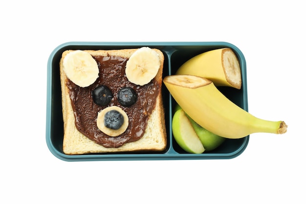 Caja de almuerzo con comida aislado sobre fondo blanco.