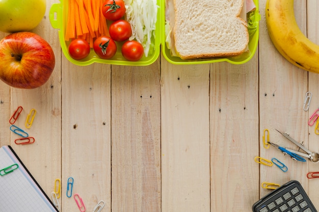 Caja de almuerzo y materiales escolares