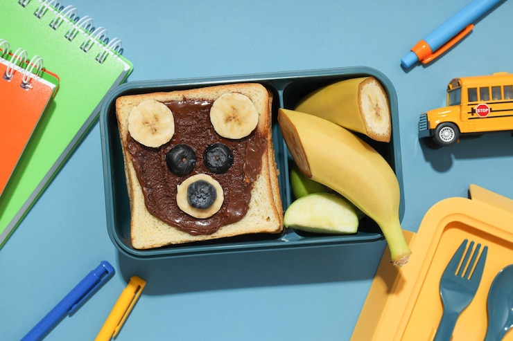Foto gratuito caja de almuerzo para que los niños coman en la vista superior de la escuela