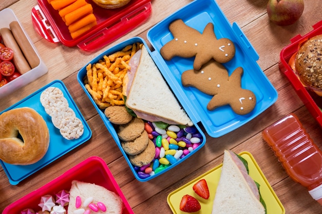 caja de almuerzo con varios aperitivos y platos dulces