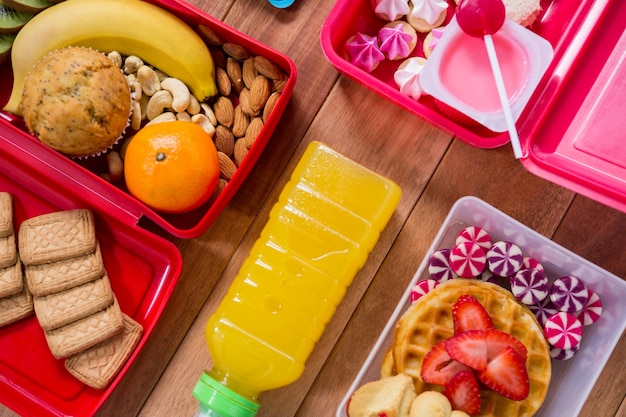 caja de almuerzo con varios aperitivos y platos dulces