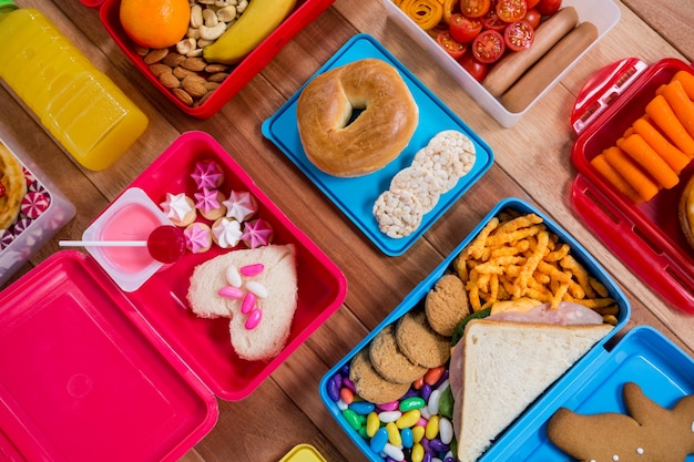 caja de almuerzo con varios aperitivos y platos dulces