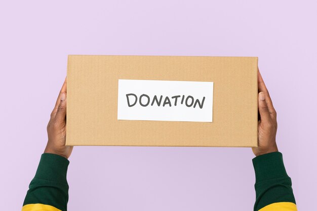 Caja de cartón de donación para campaña solidaria